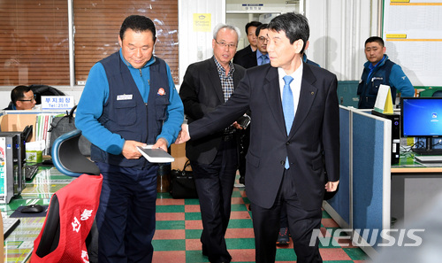 【광주=뉴시스】신대희 기자 = 이동걸 산업은행 회장(오른쪽)이 19일 광주 광산구 금호타이어 광주공장에서 노조 집행부와 간담회를 마친 뒤 노동조합 회의실을 나서고 있다. 왼쪽은 조삼수 대표지회장. 2018.03.19.&nbsp; sdhdream@newsis.com