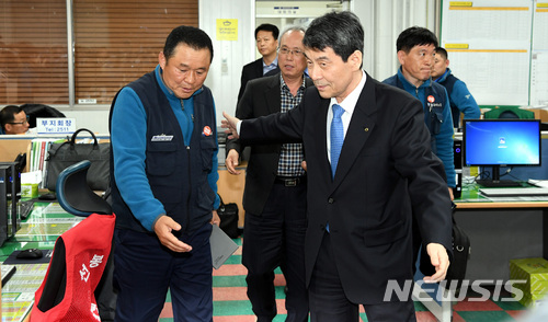 【광주=뉴시스】신대희 기자 = 이동걸 산업은행 회장(오른쪽)이 19일 광주 광산구 금호타이어 광주공장에서 노조 집행부와 간담회를 마친 뒤 노동조합 회의실을 나서고 있다. 왼쪽은 조삼수 대표지회장.&nbsp; 2018.03.19. sdhdream@newsis.com