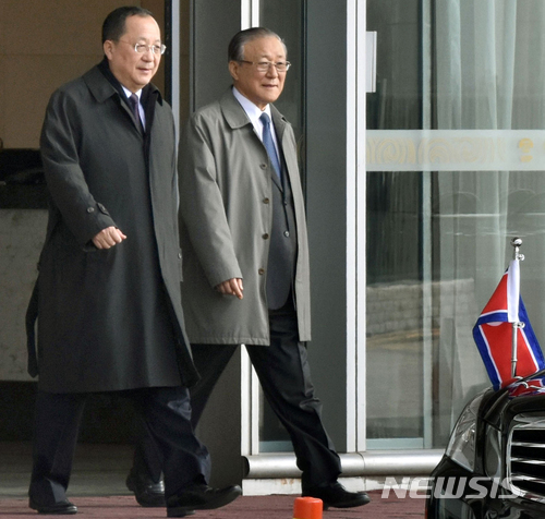 【베이징=AP/뉴시스】지난 15일부터 사흘간 스웨덴을 방문했던 리용호 북한 외무상이 19일 경유지인 중국 베이징 공항에 도착해 걸어가고 있다. 이날 오전 베이징 서우두(首都) 국제공항에 입국했으며 대기하던 취재진의 질문에 일절 답하지 않은 채 차량 편으로 시내 북한대사관으로 떠났다.리용호는 평양행 고려항공편이 있는 20일 북한으로 돌아갈 것으로 보인다. 2018.03.19 