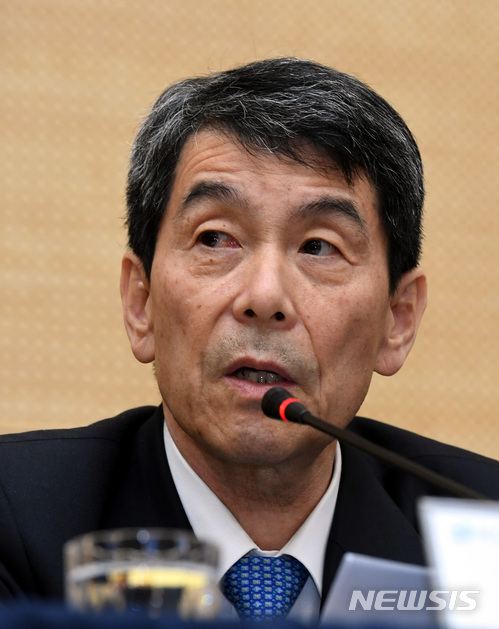 【광주=뉴시스】신대희 기자 = 이동걸 산업은행 회장이 19일 광주 김대중컨벤션센터에서 '금호타이어 향후 처리방안'과 관련된 언론 간담회를 갖고 질문에 답하고 있다. 2018.03.19.&nbsp; sdhdream@newsis.com
