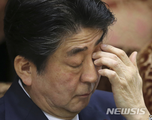 【도쿄=AP/뉴시스】'사학 스캔들'로 지지율이 급락하는 등 곤욕을 치르며 집권 이래 최대의 정치적 위기를 맞은 아베 신조(安倍晋三) 일본 총리가 19일 오전 중의원 예산위원회에 출석해 재무성 문서 조작 의혹과 관련한 공문서 관리 방식 등을 둘러싼 집중심의를 받았다. 그는 일체의 혐의를 부인했다. 사진은 위원회 중 눈을 비비고 있는 아베 총리. 2018.03.19.