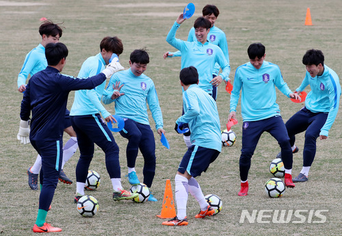 【파주=뉴시스】박주성 기자 = 2018 자카르타-팔렘방 아시안게임 남자축구에 출전하는 U-23 대표팀이 19일 오후 경기도 파주NFC(국가대표 트레이닝센터)에서 훈련 도중 몸풀기 게임을 하고 있다. 2018.03.19. park7691@newsis.com