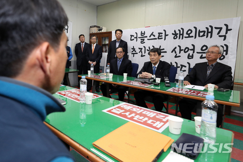 【광주=뉴시스】신대희 기자 = 이동걸 산업은행 회장이 19일 광주 광산구 금호타이어 광주공장에서 노동조합 집행부와 간담회를 갖고 있다. 2018.03.19. sdhdream@newsis.com