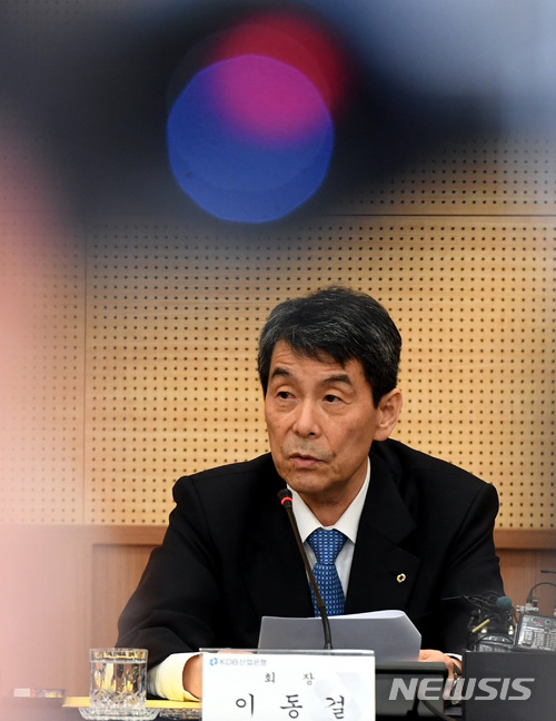 【광주=뉴시스】신대희 기자 = 이동걸 산업은행 회장이 19일 광주 김대중컨벤션센터에서 '금호타이어 향후 처리방안'과 관련된 언론 간담회를 갖고 질문에 답하고 있다. 2018.03.19.&nbsp; sdhdream@newsis.com