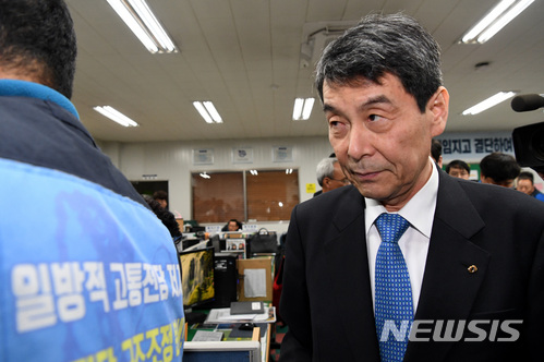 【광주=뉴시스】신대희 기자 = 이동걸 산업은행 회장이 19일 광주 광산구 금호타이어 광주공장에서 노조 집행부와 간담회를 마친 뒤 노동조합 회의실을 나서고 있다. 2018.03.19. sdhdream@newsis.com