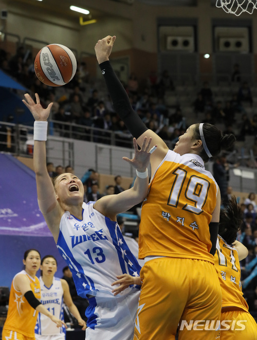 【아산=뉴시스】강종민 기자 = 19일 오후 충남 아산 이순신체육관서 열린 여자 프로농구 챔피언결정전 아산 우리은행 위비와 청주 KB 스타즈 경기에서 우리은행 김정은의 골밑 슛을 KB스타즈 박지수가 반칙으로 끊고 있다. 2018.03.19. ppkjm@newsis.com