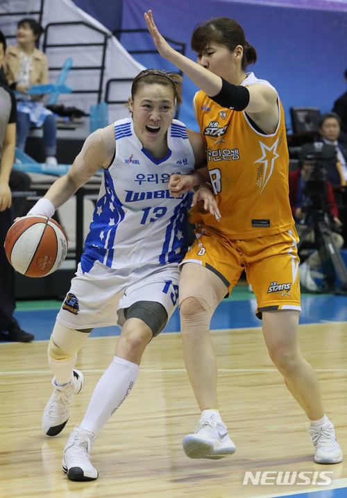 【아산=뉴시스】강종민 기자 = 19일 오후 충남 아산 이순신체육관서 열린 여자 프로농구 챔피언결정전 아산 우리은행 위비와 청주 KB 스타즈 경기에서 우리은행 위비 김정은이 골밑돌파를 하고 있다. 2018.03.19. ppkjm@newsis.com
