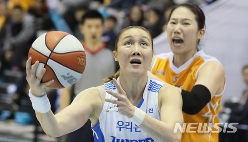 【아산=뉴시스】강종민 기자 = 19일 오후 충남 아산 이순신체육관서 열린 여자 프로농구 챔피언결정전 아산 우리은행 위비와 청주 KB 스타즈 경기에서 우리은행 위비 김정은이 슛하고 있다. 2018.03.19. ppkjm@newsis.com