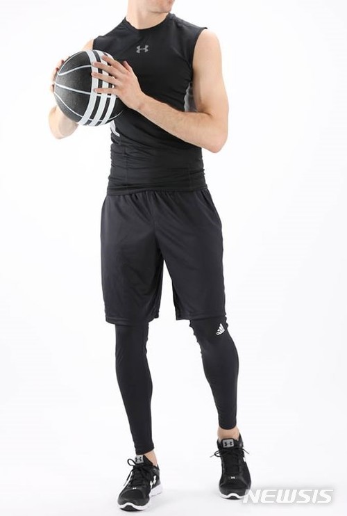 레깅스 신는 남자 늘었다...'애슬레저룩' 스포츠웨어 매출 견인