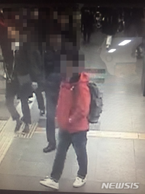 【전주=뉴시스】강인 기자 = 동료 환경미화원을 살해한 이모(50)씨가 경찰 소환에 불응하고 도주하는 과정에서 폐쇄회로(CC)TV에 찍힌 모습이다. 2018.03.20 (사진=전북경찰청 제공)kir1231@newsis.com
