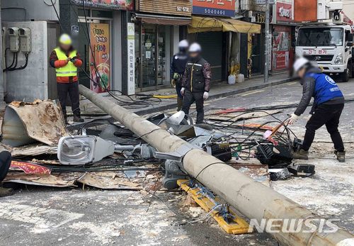 【부산=뉴시스】 하경민 기자 = 부산지역에 강풍주의보가 내려진 20일 부산 동래구 내성교차로 인근에서 강풍으로 전신주가 쓰러지는 사고가 났다. 2018.03.20.yulnetphoto@newsis.com