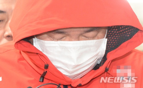 【전주=뉴시스】강인 기자 = 20일 오전 전북 전주에서 동료를 살해하고 쓰레기소각장에 유기한 환경미화원 이모(50)씨가 영장실질심사를 받은 뒤 전주완산경찰서로 들어서며 취재진 질문에 두 눈을 질끈 감은 모습이다. 2018.03.20kir1231@newsis.com