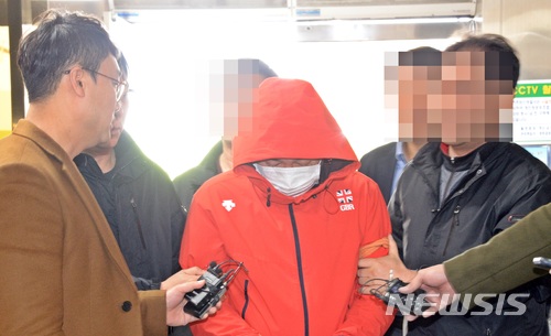 【전주=뉴시스】강인 기자 = 20일 오전 전북 전주에서 동료를 살해하고 쓰레기소각장에 유기한 환경미화원 이모(50)씨가 영장실질심사를 받은 뒤 전주완산경찰서로 들어서며 취재진 질문을 받고 있다. 2018.03.20kir1231@newsis.com
