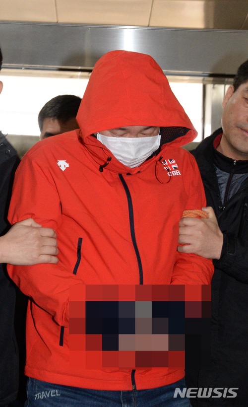 【전주=뉴시스】강인 기자 = 20일 오전 전북 전주에서 동료를 살해하고 쓰레기소각장에 유기한 환경미화원 이모(50)씨가 영장실질심사를 받은 뒤 전주완산경찰서로 들어서며 유족들에 대한 미안함을 말하고 있다. 2018.03.20kir1231@newsis.com