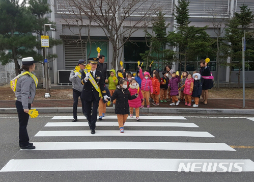 【포항=뉴시스】 포항의 한 초등학교 앞에서 어린이 교통사고 예방 캠페인을 실시하고 있다. photo@newsis.com