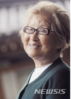 【서울=뉴시스】 이성자 화백(1918-2009). 한국의 많은 작가들이 도불을 꿈꾸었던 1950년대 가장 먼저 건너간 이성자(1918~2009)는 프랑스에서 기초를 배웠고, 한국보다 프랑스 화단에 먼저 알려졌으며, 프랑스 화상에게 눈에 띄어 프랑스인에게 처음으로 작품이 소장되었다. 파리에서는 주로 유화를, 프랑스 남부의 투레트에서는 판화를, 프랑스에서 지구 반대편인 한국에서는 도자를 하면서 열정적인 60여년을 보냈다.