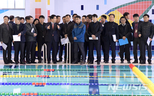 【여수=뉴시스】김석훈 기자 = 전남 여수시는 20일 오전 주철현 시장과 간부공무원 20여 명이 참석한 가운데 진남수영장과 장애인 국민체육센터 현장에서 두 시설의 운영계획 및 안전 대비책 등을 확인하는 현장 간부회의가 열렸다고 밝혔다. 2018.03.20. (사진=여수시청 제공)&nbsp; kim@newsis.com&nbsp;&nbsp; 