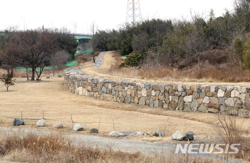 【울산=뉴시스】안정섭 기자 = 울산 남구는 울산광역시 기념물 제6호인 개운포성의 문화재적 가치를 높이기 위해 국가사적 승격을 본격 추진한다고 20일 밝혔다. 사진은 개운포성 전경. 2018.03.20. (사진=울산 남구 제공) photo@newsis.com