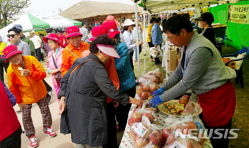 【서산=뉴시스】 지난해 서산 농·특산물 정례 장터. (사진=서산시청 제공)