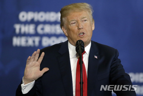 【맨체스터=AP/뉴시스】도널드 트럼프 미국 대통령이 19일(현지시간) 뉴햄프셔주(州) 맨체스터에 있는 맨체스터 커뮤니티 대학에서 마약성 진통제인 오피오이드 대책에 대해 연설하고 있다. 2018.03.20