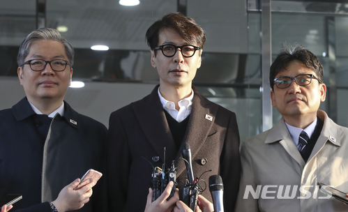 【서울=뉴시스】최진석 기자 = 윤상(가운데) 예술단 음악감독이 20일 오전 남한 예술단 평양공연과 관련 실무접촉을 위해 서울 종로구 남북회담본부를 나서며 발언을 하고 있다. 왼쪽부터 박형일 통일부 국장, 윤 음악감독, 박진원 청와대 행정관. 이날 남북은 판문점 북측 통일각에서 남한 예술단 평양공연과 관련 실무접촉을 갖는다. 2018.03.20. myjs@newsis.com