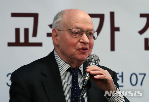 【서울=뉴시스】고승민 기자 = 마틴 펠드스타인 하버드 대학교 교수가 20일 오전 서울 프레스센터에서 세계경제연구원 주최로 열린 조찬 강연회에 참석해 '미국과 세계경제'를 주제로 강연하고 있다.미국 레이건 대통령 집권 당시 수석경제고문이자 경제자문위 의장이었던 펠드스타인 교수는 현재 미국 경제회복자문위원회 위원으로도 활동하고 있다. 2018.03.20. kkssmm99@newsis.com