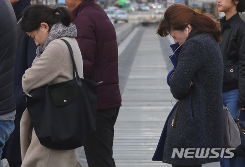 【서울=뉴시스】배훈식 기자 = 강한 바람과 함께 꽃샘추위가 기승을 부린 20일 오전 서울 종로구 세종대로에서 두꺼운 옷을 입은 시민들이 잔뜩 움츠린 채 보행자 신호를 기다리고 있다. 2018.03.20.&nbsp; dahora83@newsis.com