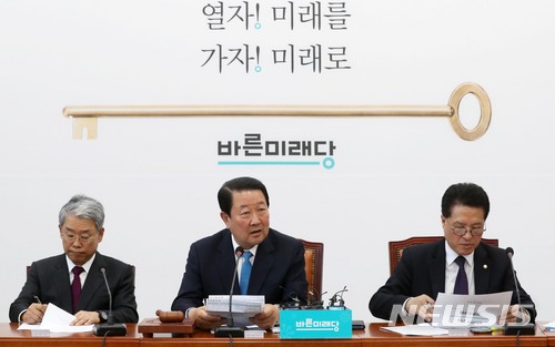 【서울=뉴시스】홍효식 기자 = 바른미래당 박주선(가운데) 공동대표가 20일 오전 서울 여의도 국회에서 열린 제10차 최고위원회의에 참석해 모두발언을 하고 있다. 왼쪽부터 김동철 원내대표, 박 공동대표, 정운천 최고위원. 2018.03.20. yesphoto@newsis.com