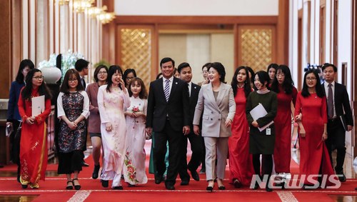 【서울=뉴시스】 오는 22일 문재인 대통령과 베트남을 국빈방문하는 김정숙 여사는 우리나라에서 공부하는 베트남 유학생들을 청와대로 초청해 오찬 간담회를 열었다. 사진은 김정숙 여사가 지난 8일 청와대 본관에서 주한 베트남 유학생들을 초청해 함께 걷고 있는 모습이다. 2018.03.20. (사진=청와대 제공) photo@newsis.com