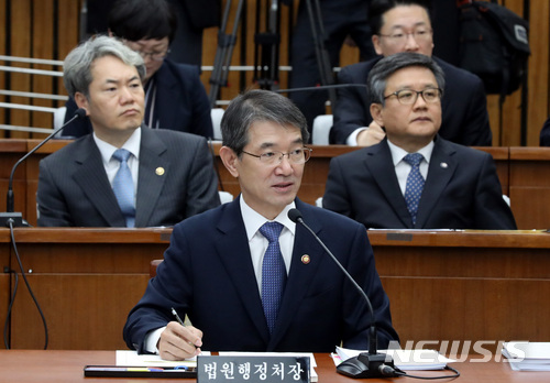 【서울=뉴시스】박영태 기자 = 20일 오전 서울 영등포구 여의도 국회에서 진행된 사법개혁특별위원회 전체회의에서 안철상 법원행정처장이 의원 질의에 답변하고 있다. 2018.03.20.since1999@newsis.com