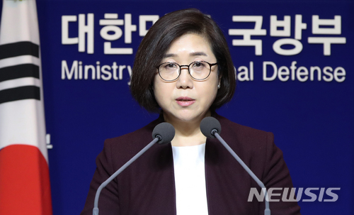 【서울=뉴시스】김선웅 기자 = 20일 오전 서울 용산구 국방부에서 최현수 국방부 대변인이 한미연합훈련 관련 브리핑을 하고 있다. 국방부는 이날 브리핑을 통해 4월 1일부터 한미연합훈련을 진행할 예정이라고 밝혔다. 2018.03.20. mangusta@newsis.com