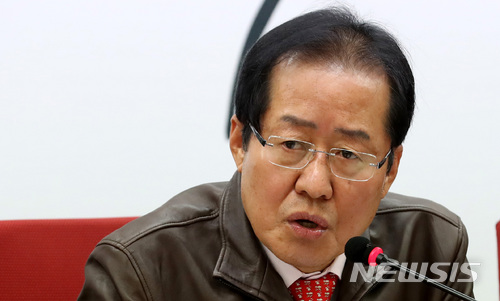【서울=뉴시스】이영환 기자 = 자유한국당 홍준표 대표가 20일 오전 서울 영등포구 여의도 당사 제2회의실에서 열린 지방선거 총괄기획단 전체회의에 참석해 발언을 하고 있다.홍준표 대표는 "기획단이 출범한지 한 달이 됐으며 탄핵국면에 처한 것이 1년이 넘었는데 지난 선거에 비해 분위기가 많이 호전되고 있다"고 밝혔다.또한 "일부 언론에서 자유한국당 인물 기근이라고 하지만 그렇게 생각하지 않는다" 며 "민주당의 깜도 안되는 몇 사람들이 나와서 설친다고 해서 그 것이 인물 풍년이 아니다"고 전했다. 2018.03.20. 20hwan@newsis.com