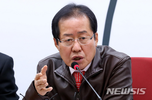 【서울=뉴시스】이영환 기자 = 자유한국당 홍준표 대표가 20일 오전 서울 영등포구 여의도 당사 제2회의실에서 열린 지방선거 총괄기획단 전체회의에 참석해 발언을 하고 있다. 2018.03.20. 20hwan@newsis.com