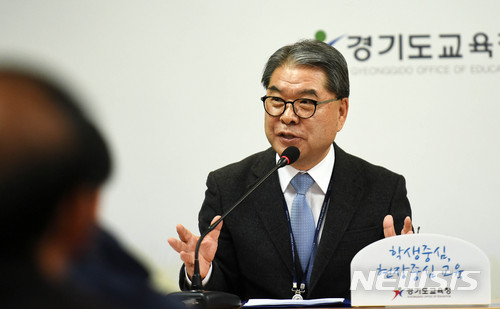 【수원=뉴시스】이정선 기자 = 이재정 경기교육감이 20일 오전 수원 경기교육청 브리핑룸에서 열린 3월 기자간담회에서 교육감 재선 출마와 관련해 취재진의 질문에 답하고 있다.이날 이 교육감은 각종 재난 및 안전사고 위험 요인 증가로 안전교육의 필요성, 안전 점검과 진단 활동 강화, 꿈의 학교 성과 발표 등을 발표했다. 2018.03.20. ppljs@newsis.com