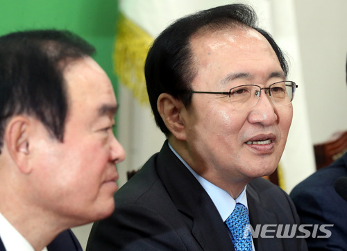 【서울=뉴시스】박영태 기자 = 20일 오전 서울 영등포구 여의도 국회에서 진행된 민주평화당과 정의당의 공동교섭단체 구성관련 원내대표 회동에서 노회찬 정의당 원내대표가 모두발언을 하고 있다. 2018.03.20.since1999@newsis.com