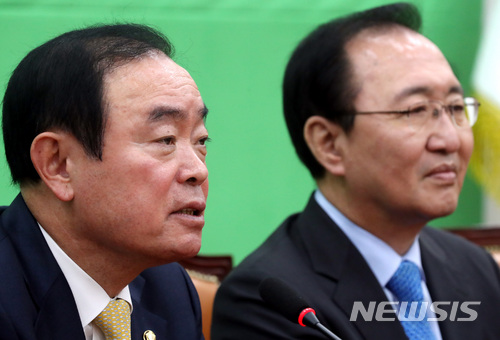 【서울=뉴시스】박영태 기자 = 20일 오전 서울 영등포구 여의도 국회에서 진행된 민주평화당과 정의당의 공동교섭단체 구성관련 원내대표 회동에서 장병완 민주평화당 원내대표가 모두발언을 하고 있다. 2018.03.20. since1999@newsis.com