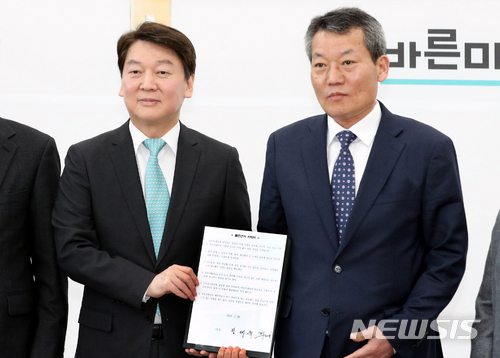 【서울=뉴시스】이종철 기자 = 안철수 바른미래당 인재영입위원장이 20일 서울 여의도 국회에서 송도국제도시 개발 특혜의혹을 제기했던 정대유 전 인천시 시정연구단장 영입을 발표하며 함께 클린선거 서약서를 들고 있다. 2018.03.20. jc4321@newsis.com