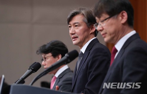 【서울=뉴시스】전신 기자 = 조국 민정수석이 20일 청와대 춘추관 대브리핑룸에서 문재인 대통령이 발의할 개헌안 중 헌법 전문과 기본권에 대해 발표한 후 기자들의 질문에 답변하고 있다. 2018.03.20. photo1006@newsis.com