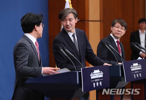 【서울=뉴시스】전신 기자 = 조국 민정수석과 진성준 정무기획비서관이 20일 청와대 춘추관 대브리핑룸에서 문재인 대통령이 발의할 개헌안 관련 질문에 대화하고 있다. 2018.03.20.&nbsp; photo1006@newsis.com