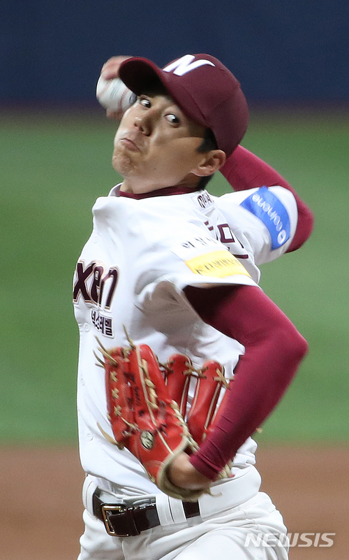 【서울=뉴시스】김선웅 기자 = 20일 서울 구로구 고척스카이돔에서 열린 2018 KBO 리그 시범경기 넥센 히어로즈와 LG 트윈스의 경기, 1회초 넥센 선발 하영민이 역투하고 있다. 2018.03.20. mangusta@newsis.com