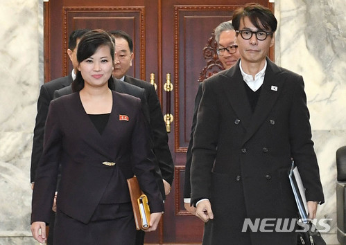 【서울=뉴시스】 20일 오전 판문점 통일각에서 열린 평양 공연을 위한 예술단 실무접촉에서 남측 수석대표로 나선 윤상 음악감독과 북측 대표 현송월 삼지연관현악단 단장이 회의장에 입장하고 있다. 2018.03.20. (사진=통일부 제공)photo@newsis.com