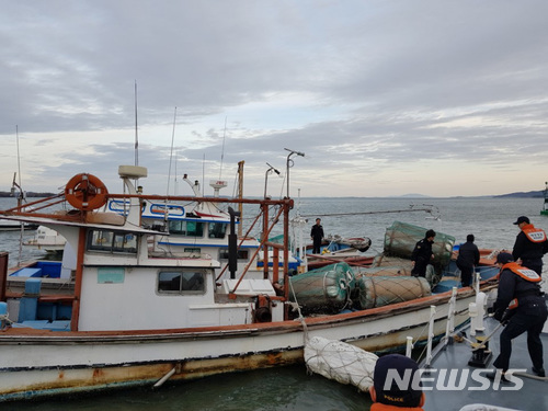 【보령=뉴시스】함형서 기자 = 보령해양경찰서는 20일 오전 충남 보령시 오천면 오천항 인근 해상에서 강한 바람으로 인해 어선 3척이 표류해 경비함정과 해경구조대를 투입해 안전지대로 예인하고 있다. 2018.03.20.(사진=보령해양경찰서 제공)photo@newsis.com