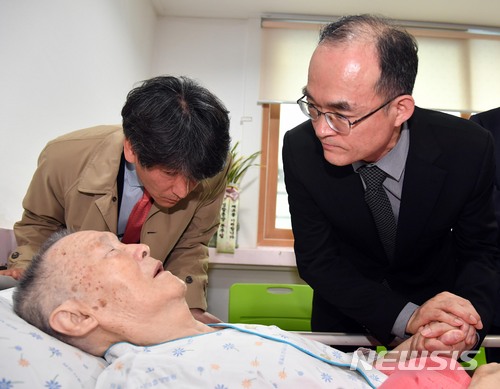 【부산=뉴시스】 하경민 기자 = 문무일 검찰총장이 20일 부산 수영구의 한 요양병원을 방문, 고 박종철 열사의 부친인 박정기씨를 만나 검찰의 과거사에 대해 공식 사과를 하고 있다. 2018.03.20.&nbsp; yulnetphoto@newsis.com
