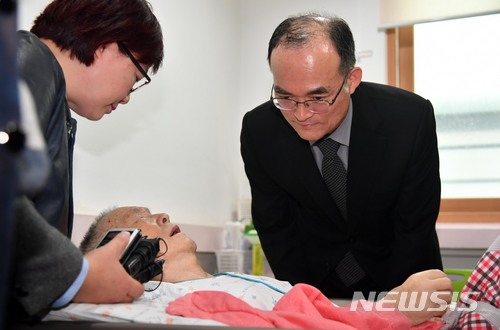 【부산=뉴시스】 하경민 기자 = 문무일 검찰총장이 20일 부산 수영구의 한 요양병원을 방문, 고 박종철 열사의 부친인 박정기씨를 만나 검찰의 과거사에 대해 공식 사과를 하고 있다. 2018.03.20. yulnetphoto@newsis.com
