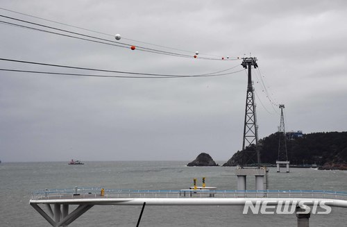 【부산=뉴시스】 하경민 기자 = 부산지역에 강풍주의보가 내려진 20일 부산 서구 송도해상케이블카가 강풍으로 인해 운행을 전면 중단해 한산한 모습을 보이고 있다. 2018.03.20. yulnetphoto@newsis.com