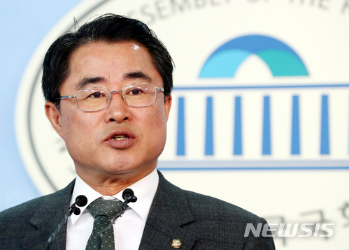 【서울=뉴시스】박영태 기자 = 20일 오후 서울 영등포구 여의도 국회 정론관에서 최경환 민주평화당 대변인이 현안관련 브리핑을 하고 있다. 2018.03.20.since1999@newsis.com