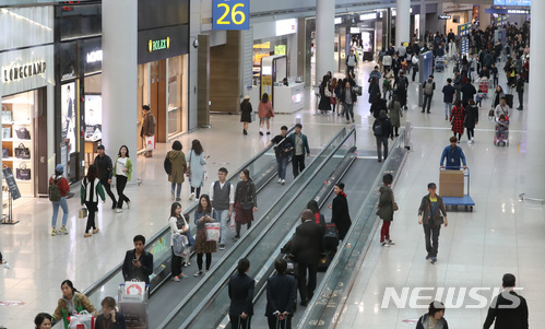 【인천공항=뉴시스】이영환 기자 = 인천국제공항 제1여객터미널(T1)에 입점돼 있는 중소면세점 사업자들이 임대료 조정을 요구하고 있는 20일 오후 인천 중구 인천국제공항 제1여객터미널(T1) 면세점의 모습이 보이고 있다.에스엠면세점·엔타스듀티프리·삼익면세점·시티면세점은 대기업과 똑같은 임대료 인하안을 적용받는 것은 중소기업의 생존 문제라며 항공사 재배치로 인한 여객동 인하율 37.5%와 항공사별 객단가를 근거로 재검토 해달라고 요구하고 있고 인천공항공사측은 사업자들이 제시한 여객동 인하율과 객단가율은 근거가 부족한 일방적인 수치라고 반박을 하고 있다. 2018.03.20. 20hwan@newsis.com