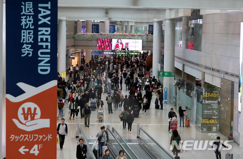 【인천공항=뉴시스】이영환 기자 = 인천국제공항 제1여객터미널(T1)에 입점돼 있는 중소면세점 사업자들이 임대료 조정을 요구하고 있는 20일 오후 인천 중구 인천국제공항 제1여객터미널(T1) 면세점의 모습이 보이고 있다.에스엠면세점·엔타스듀티프리·삼익면세점·시티면세점은 대기업과 똑같은 임대료 인하안을 적용받는 것은 중소기업의 생존 문제라며 항공사 재배치로 인한 여객동 인하율 37.5%와 항공사별 객단가를 근거로 재검토 해달라고 요구하고 있고 인천공항공사측은 사업자들이 제시한 여객동 인하율과 객단가율은 근거가 부족한 일방적인 수치라고 반박을 하고 있다. 2018.03.20.  20hwan@newsis.com