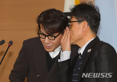 【서울=뉴시스】배훈식 기자 = 윤상(왼쪽) 남측 예술단 평양공연 실무접촉 수석 대표가 20일 오후 서울 종로구 정부서울청사 통합브리핑실에서 박진원 청와대 통일비서관실 선임행정관과 귓속말을 하고 있다. 2018.03.20. dahora83@newsis.com