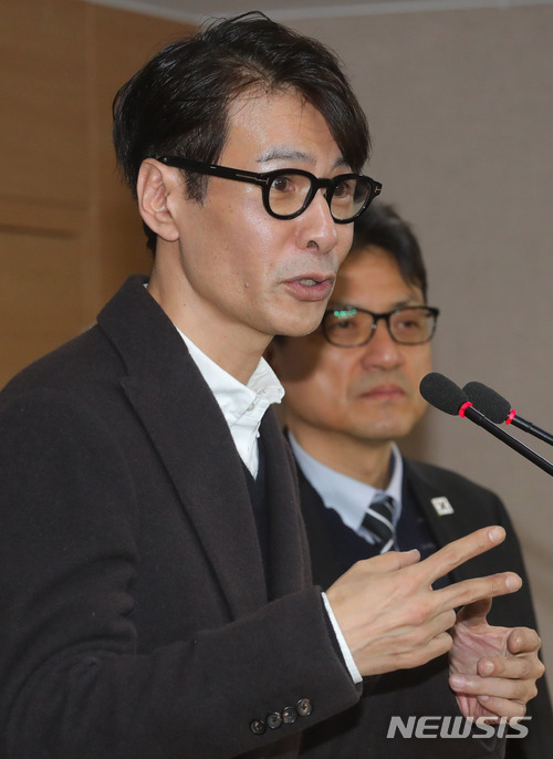 【서울=뉴시스】배훈식 기자 = 윤상 남측 예술단 평양공연 실무접촉 수석 대표가 20일 오후 서울 종로구 정부서울청사 통합브리핑실에서 결과 브리핑을 하고 있다. 2018.03.20. dahora83@newsis.com